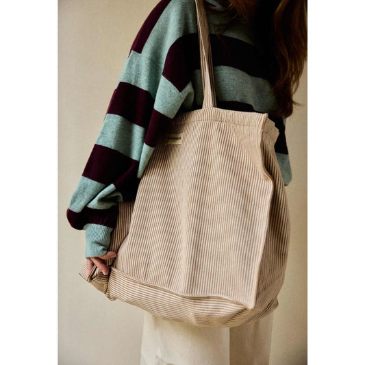 Beige corduroy week-end bag with vertical ribbed texture and matching handles ideal als geschenk für neugeborene
