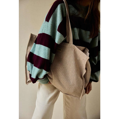 Beiger week-end bag argile stripes aus kord mit vertikaler rippenstruktur und passenden henkel ideal für ökologische baby- & kinderprodukte