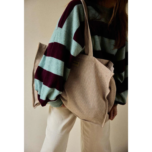 Beiger week-end bag argile stripes aus kord mit vertikaler rippenstruktur und passenden henkel ideal für ökologische baby- & kinderprodukte