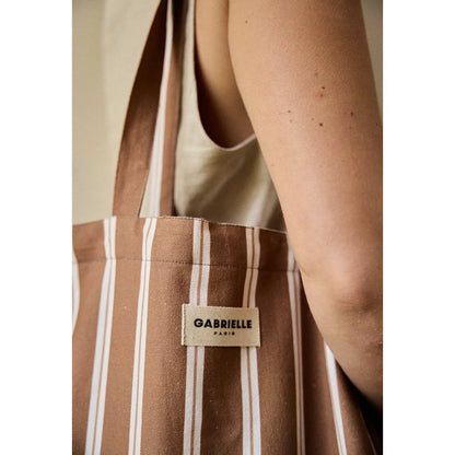 Braun weiß gestreifte canvas week-end bag mit beigefarbenem gabrielle paris label ideal für ökologische baby- & kinderprodukte