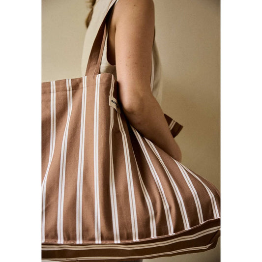 Week-end bag noisette stripes braun weiß gestreifte canvas tote bag mit kleinem markenetikett ideal für ökologische baby- & kinderprodukte