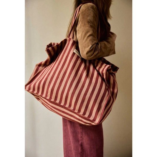 Cozy week-end bag mit kühlen rot-creme streifen aus weichem baumwollcanvas ideal für ökologische baby- & kinderprodukte