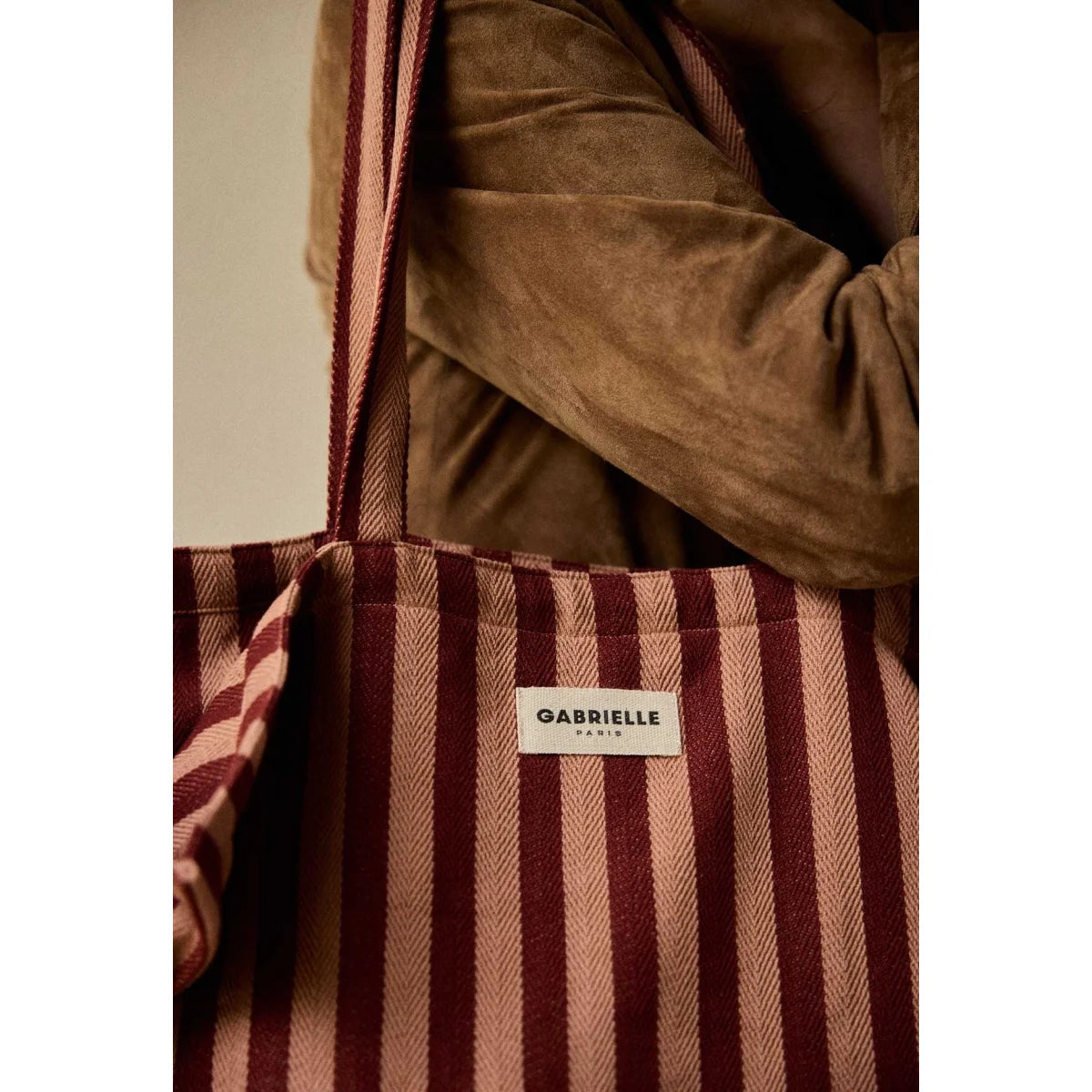 Gabrielle paris week-end bag mit vertikalen streifen in burgundy und beige aus gewebtem stoff für geschenke für neugeborene