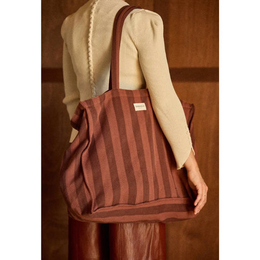 Gabrielle Paris Week-End Bag Saint-Honoré Stripes mit rostroten und bordeauxfarbenen Streifen über der Schulter