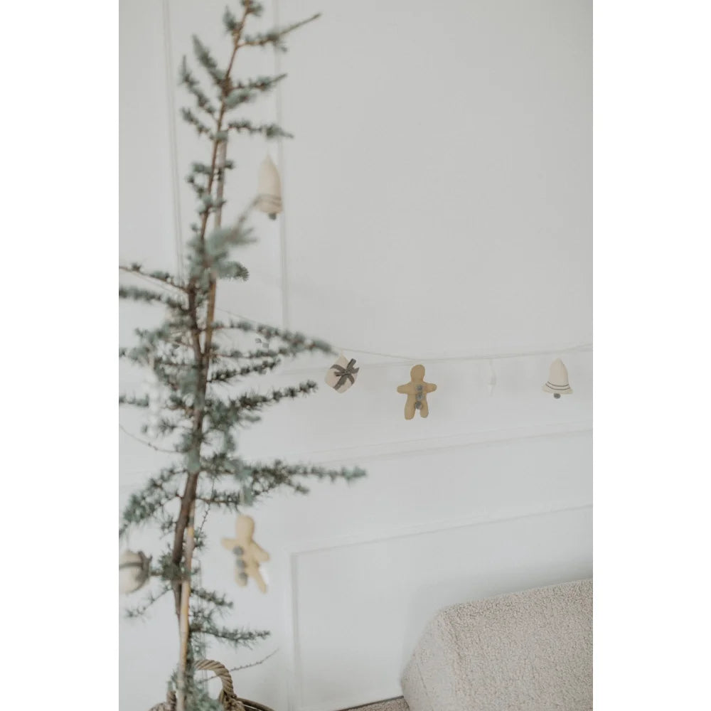 Kahle künstlicher Weihnachtsbaum mit hellen Ornamenten, perfekt für Weihnachtsgirlande