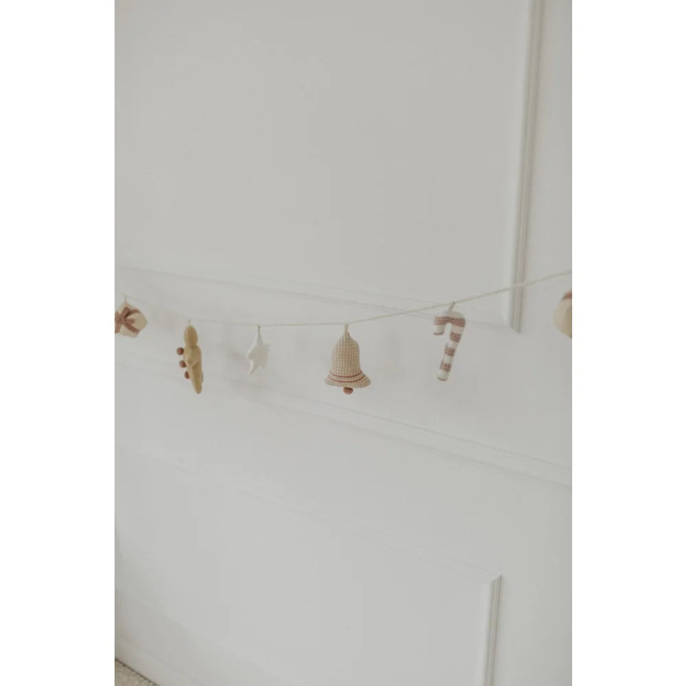 Lichterkette mit hellen Weihnachtsornamenten, Geschenk, Zuckerstange und Glocke