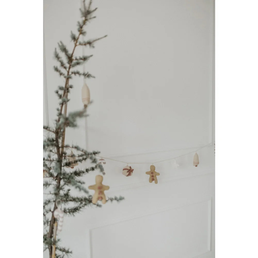 Sparscher Weihnachtsbaum mit Licht Burgunder Weihnachtsgirlande, Zuckermännchen und Stern