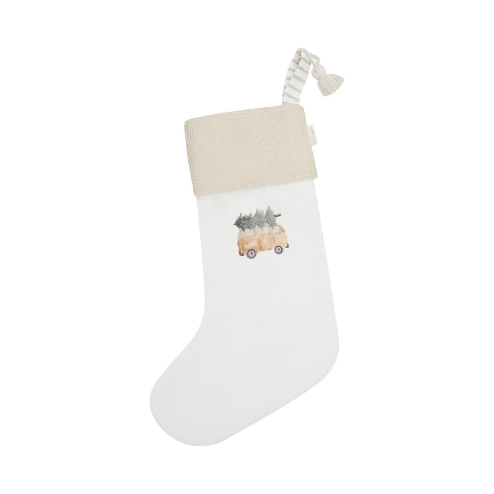 Weihnachtsstrumpf mit Vintage Van und Tannenbaum Design auf weißem Hintergrund