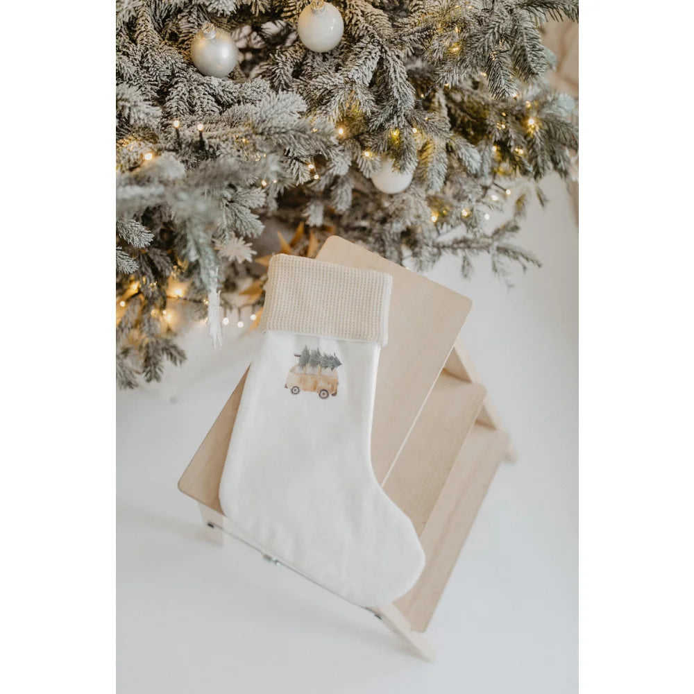 Weihnachtsstrumpf mit Vintage-LKW und Weihnachtsbäumen, weiß mit beigem Rippenrand