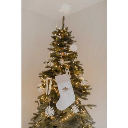 Weihnachtsstrumpf Hund mit geschmücktem Tannenbaum, Lichter, Schneeflocken und Socke