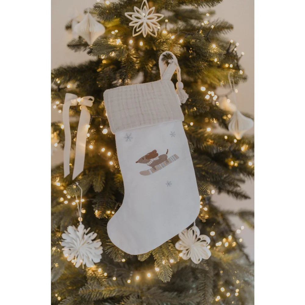 Weihnachtsstrumpf mit gestricktem Rand und eingesticktem Dackel auf Skiern