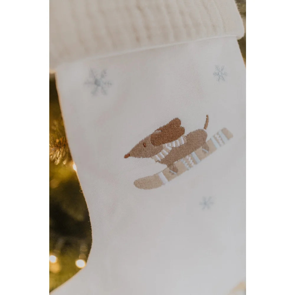 Weihnachtsstrumpf mit einem gestickten Dackel auf Skiern für Weihnachten