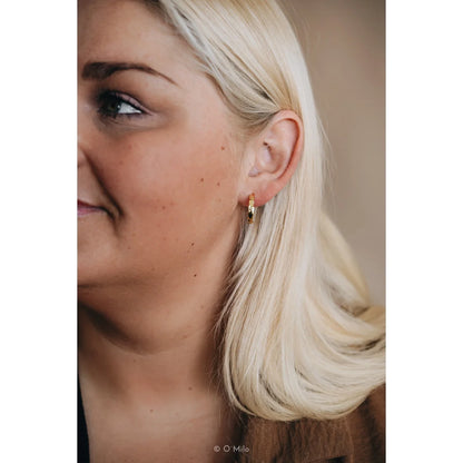 Goldene Odelia Kreolen aus 18k Gold Vermeil mit schwarzem Stein