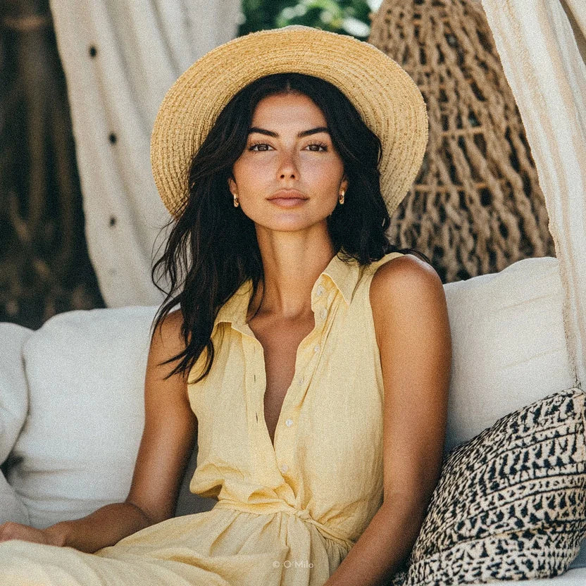 Frau mit Odelia Kreolen in 18k Gold Vermeil und Strohhut