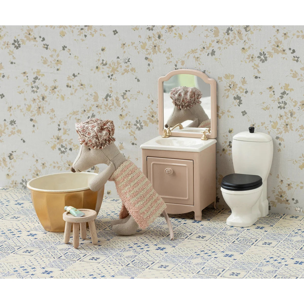 Beige Maileg Maus mit Blumenhut und gestreiftem Handtuchkleid bei gelber Schüssel