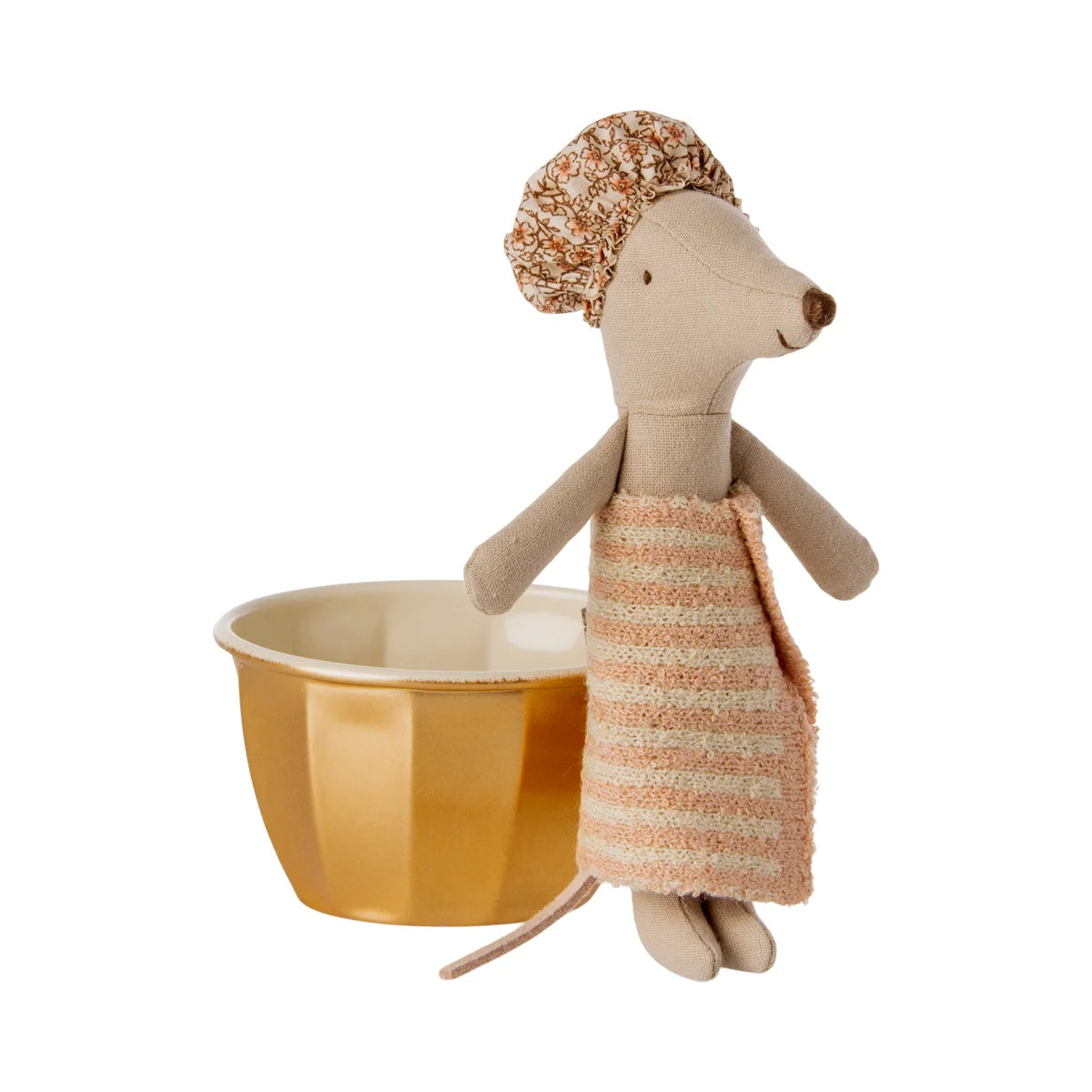 Beige Maileg Wellnessmaus in Blumenstrohhut und gestreiftem Handtuchkleid bei gelber Schüssel