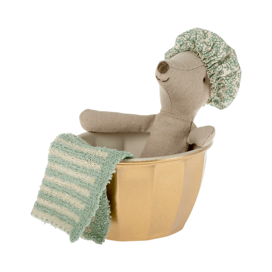 Stofftierfigur in Badewanne mit Duschhaube und Waschlappen von Wellnessmaus grosse Schwester