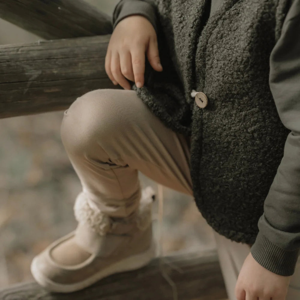 Kindlicher beiger Stiefel mit Pelzfutter und weißer Sohle, passend zum Weste Teddy Boucle Dark Green