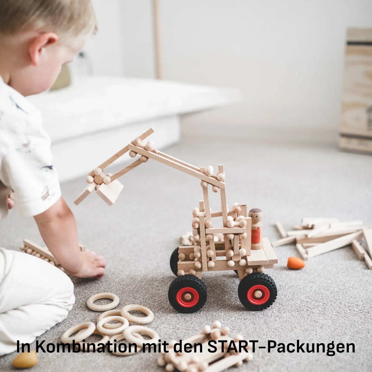 Holz-Spielzeugfahrzeug mit Kranarm, 4 Rädern und WHEELS 4 Achsen