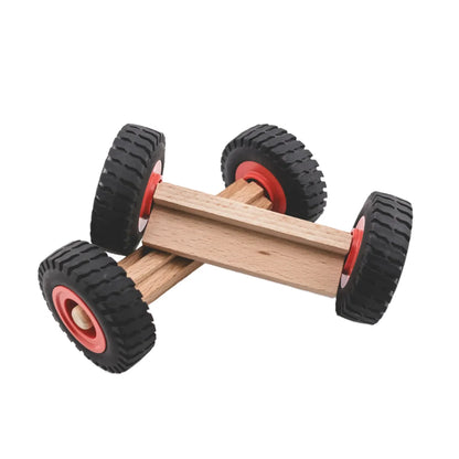 Holzspielzeugauto mit schwarzen Gummireifen und roten Plastiknaben, WHEELS 4