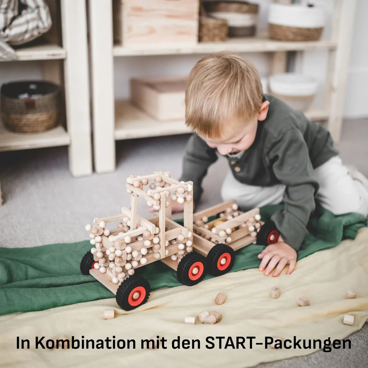 Holzspielzeuglaster mit roten Rädern und Perlen in Ladefläche, Wheels 4