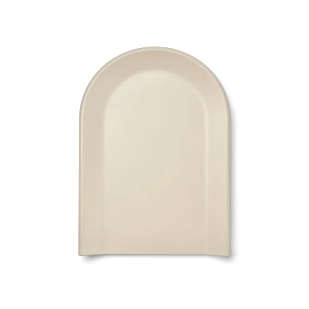 Minimalistische cremefarbene Bogenablage mit erhöhten Rändern für Wickelauflage Cille Sandy