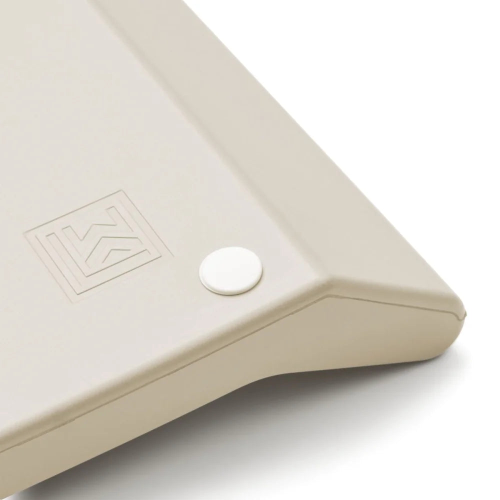 Creamfarbenes keilförmiges Elektronikgerät mit weißem Fuß für Wickelauflage Cille Sandy