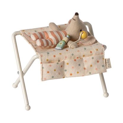 Weißer Mini-Wickeltisch Babymaus mit Polka-Punkt-Stoff und Maileg-Tag