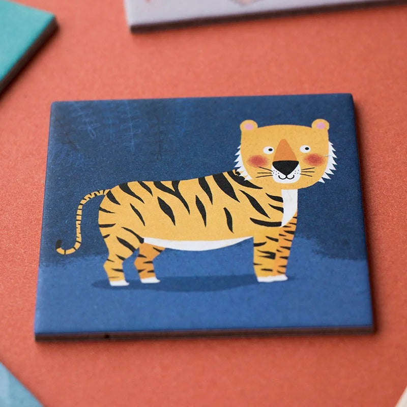 Charmantes orange-schwarz gestreiftes Tiger-Illustration auf quadratischem navyblauem Untersetzer aus Wild Animals Memory