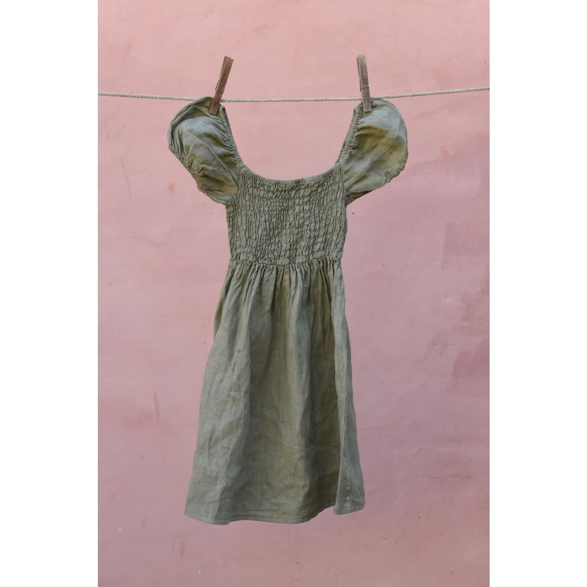 Grünes Kleid an Wäscheleine für Wildflower Kleid Sage displayed in natürlicher Umgebung