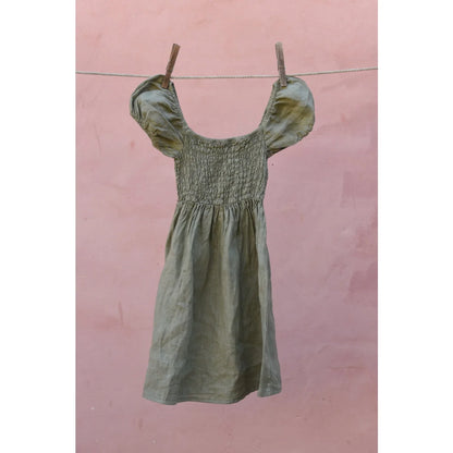 Grünes Kleid an Wäscheleine für Wildflower Kleid Sage displayed in natürlicher Umgebung