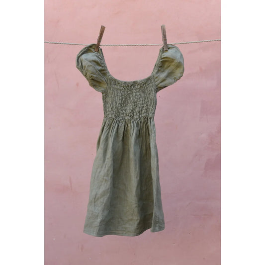 Grünes Kleid an Wäscheleine für Wildflower Kleid Sage displayed in natürlicher Umgebung