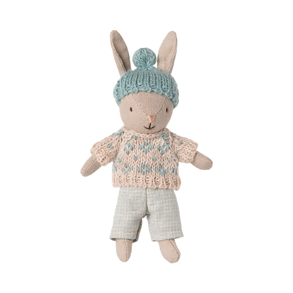 Pastellblauer Winterhase Micro in Sand-Minze mit Hut und Pullover