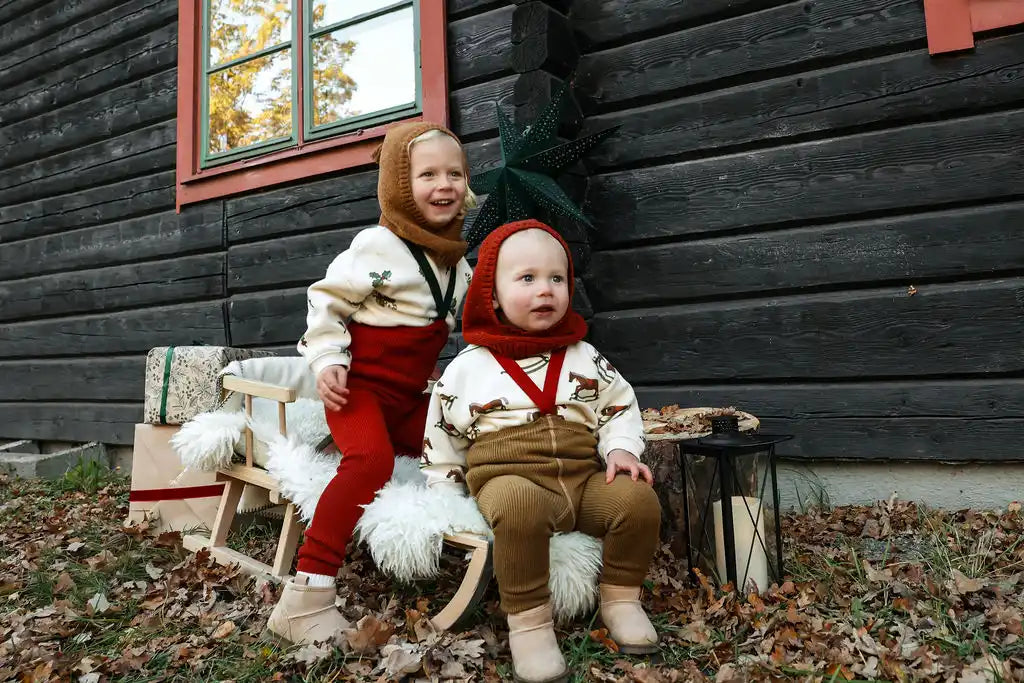 Winterthemen-Kinderkleidung mit Fellakzenten und Kapuzendesign.