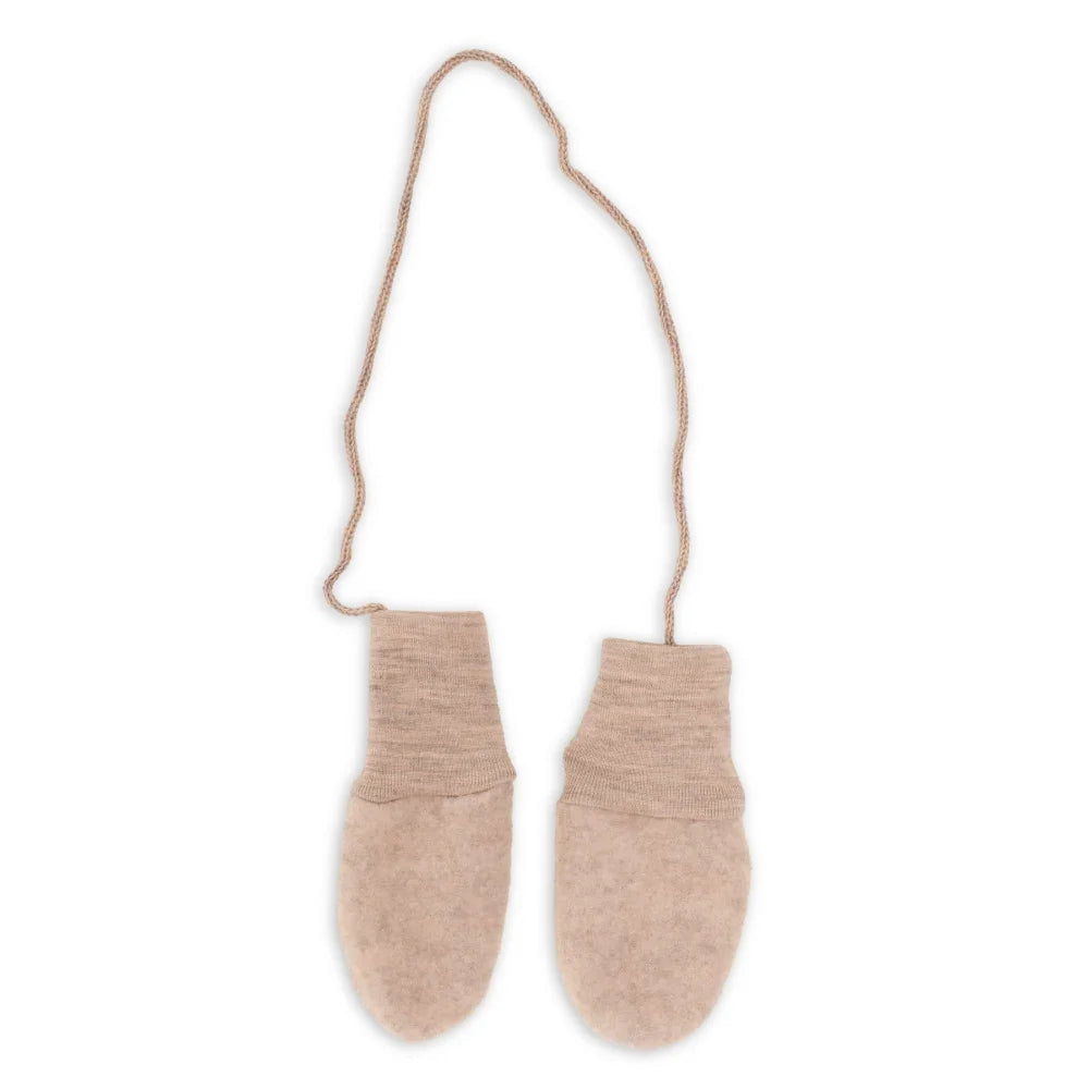 Beige Wollfleece Baby Handschuhe mit einer Schnur verbunden in sand melange