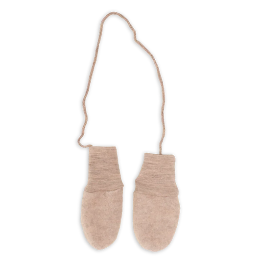 Beige Wollfleece Baby Handschuhe mit einer Schnur verbunden in sand melange