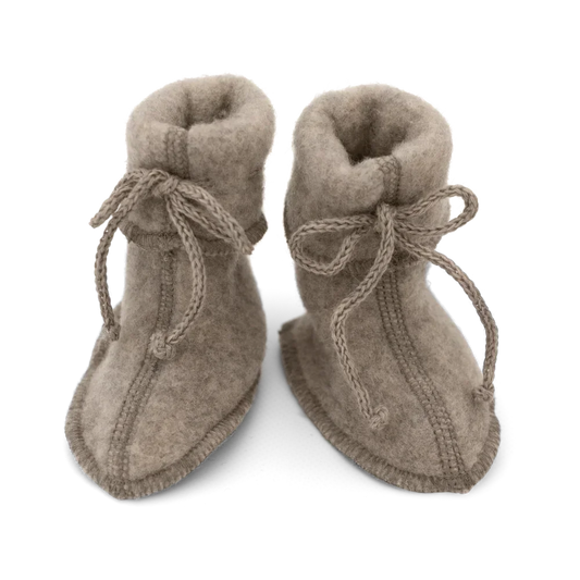 Paar weicher, kuscheliger Babybooties mit gebundenen Schnürsenkeln in Walnuss Melange