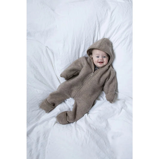 Lächelndes Baby in braunem Wollfleece Zip-Overall mit Kapuze und Reißverschluss
