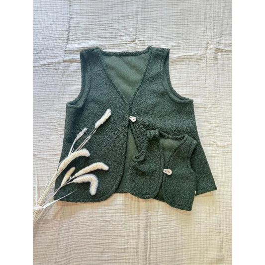 Dunkelgrüne strukturierte Weste für Erwachsene und Kind mit heller Knopfleiste