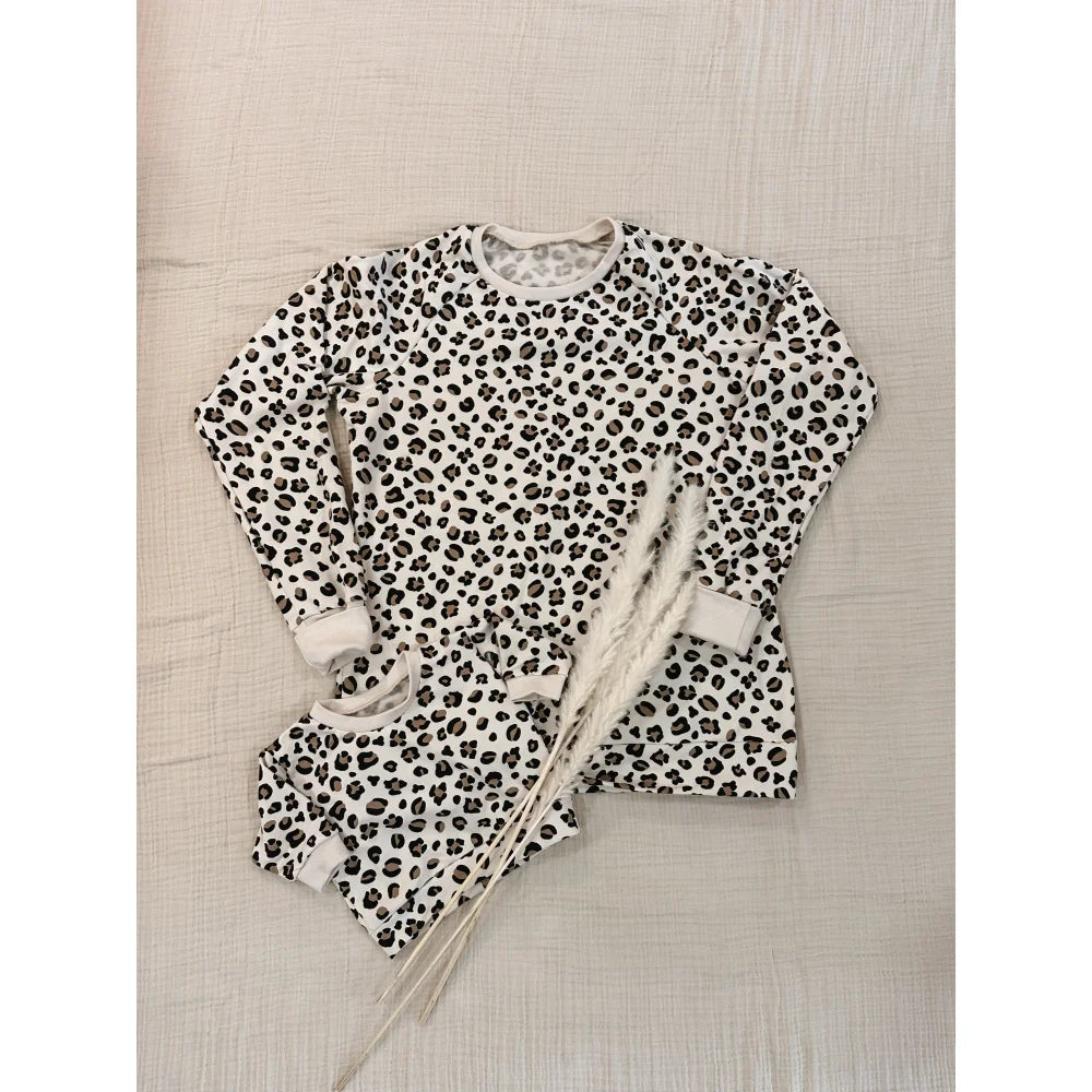 Matching Leo Print Long Sleeve Tops für Frauen, stylisch und bequem