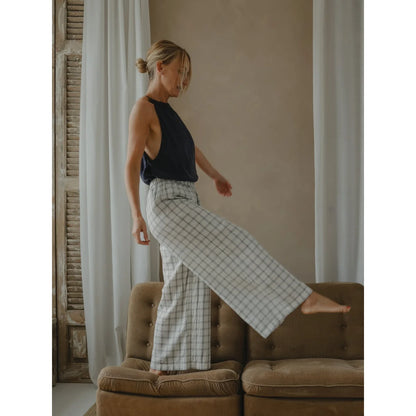 Frau trägt navy karierte weite Leg Pajama-Hosen aus Baumwolle