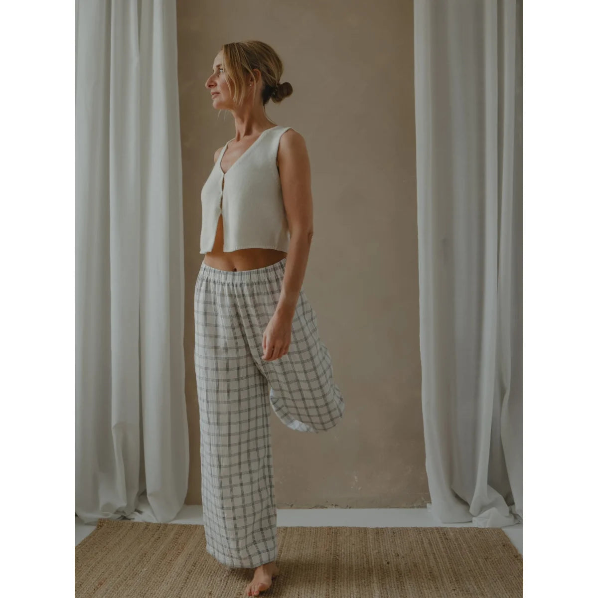 Frau in casual Leinenanzug trägt navyfarbene Weitbein-Hosen aus dem Produkt Women’s Check Wide Leg Pants Navy Window