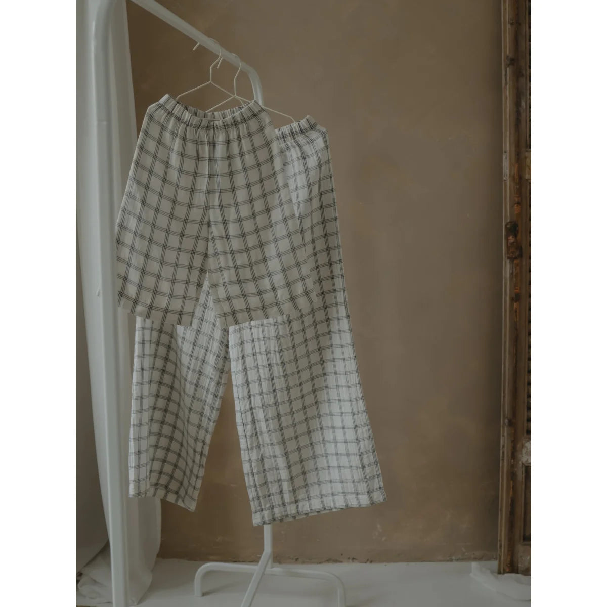 Plaid Damen-Pantoffeln auf Kleiderbügel für Women’s Check Wide Leg Pents in Navy Window