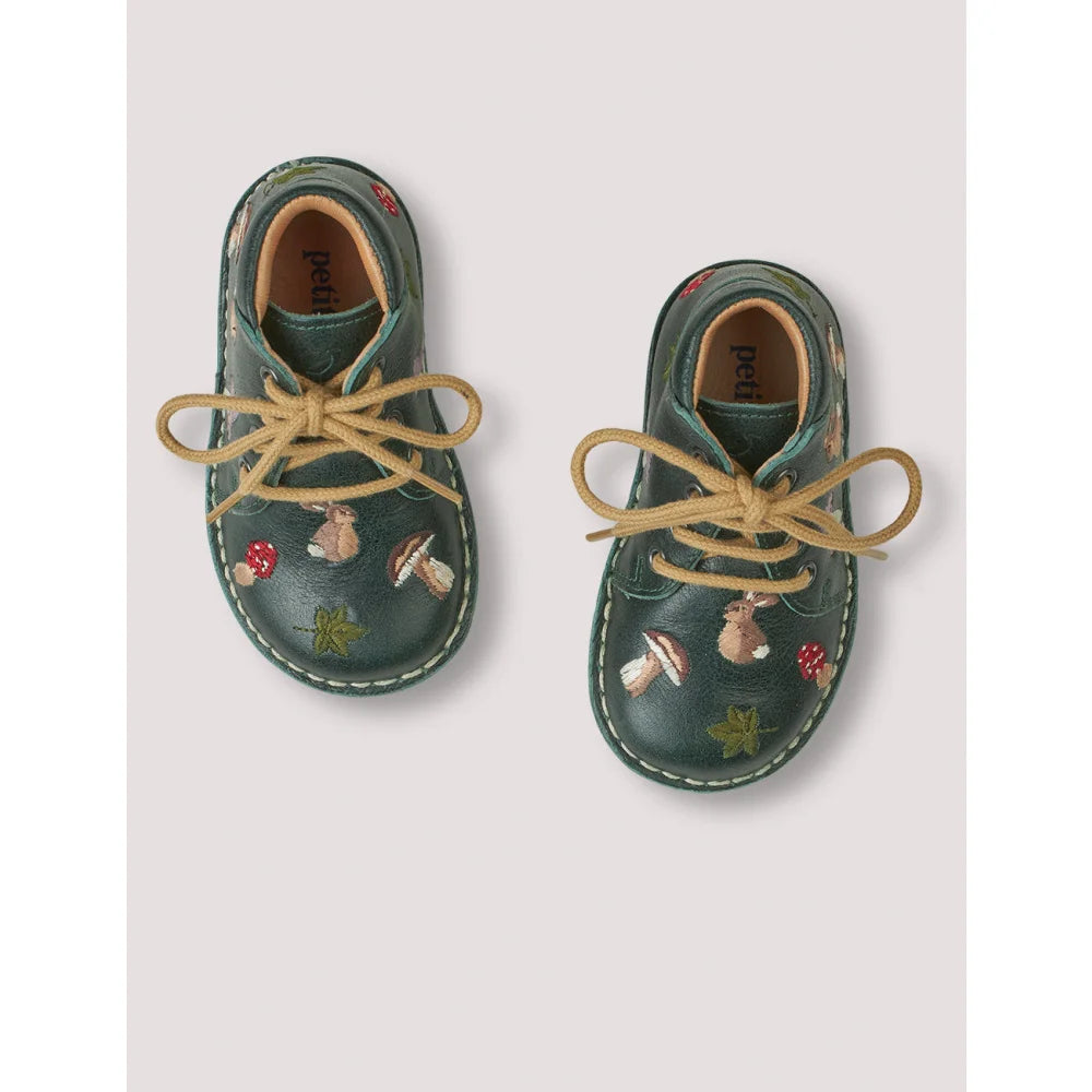 Dunkelgrüne Lederbabyschuhe mit Tan-Laces und Wald-Embroderie im Woodland Classic Boot Kale