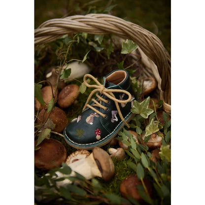 Dunkelgrüner Leder-Kinderschuh mit hellbraunen Schnürsenkeln und Naturmotiven
