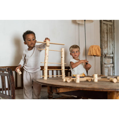 Holzstapelspiel Woodland mit mehrstufigen Zylindern aus Massivholz