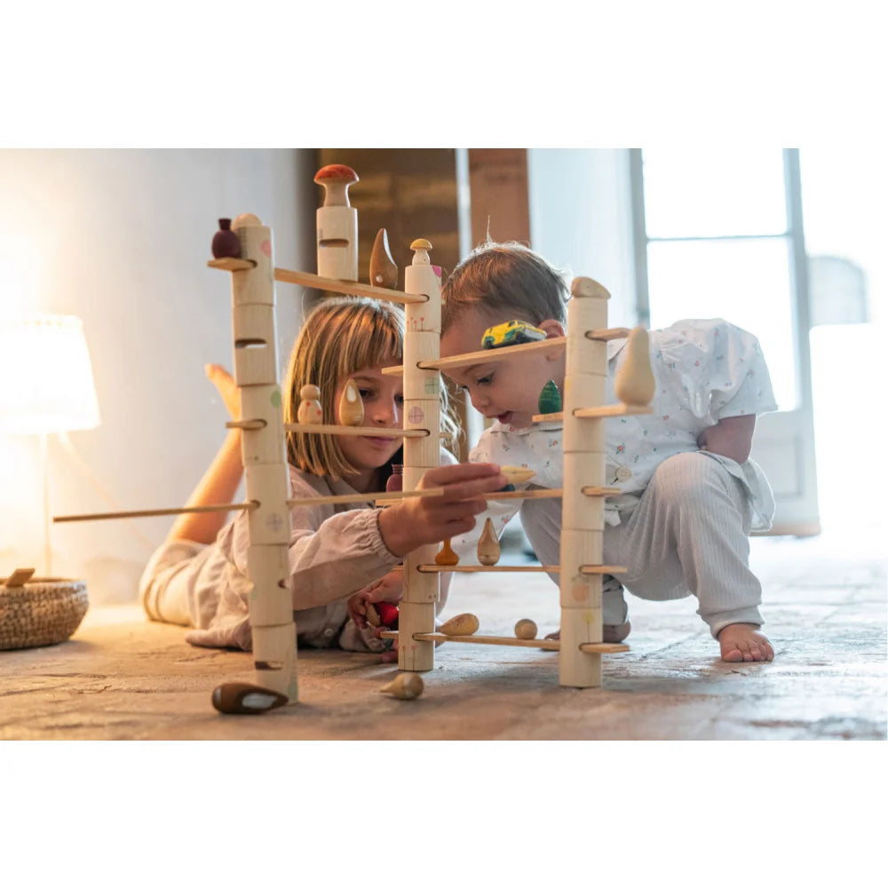 Holzbaustein-Set Woodland mit natürlichem Holzfinish und bunten Stiften für fantasievolles Spiel