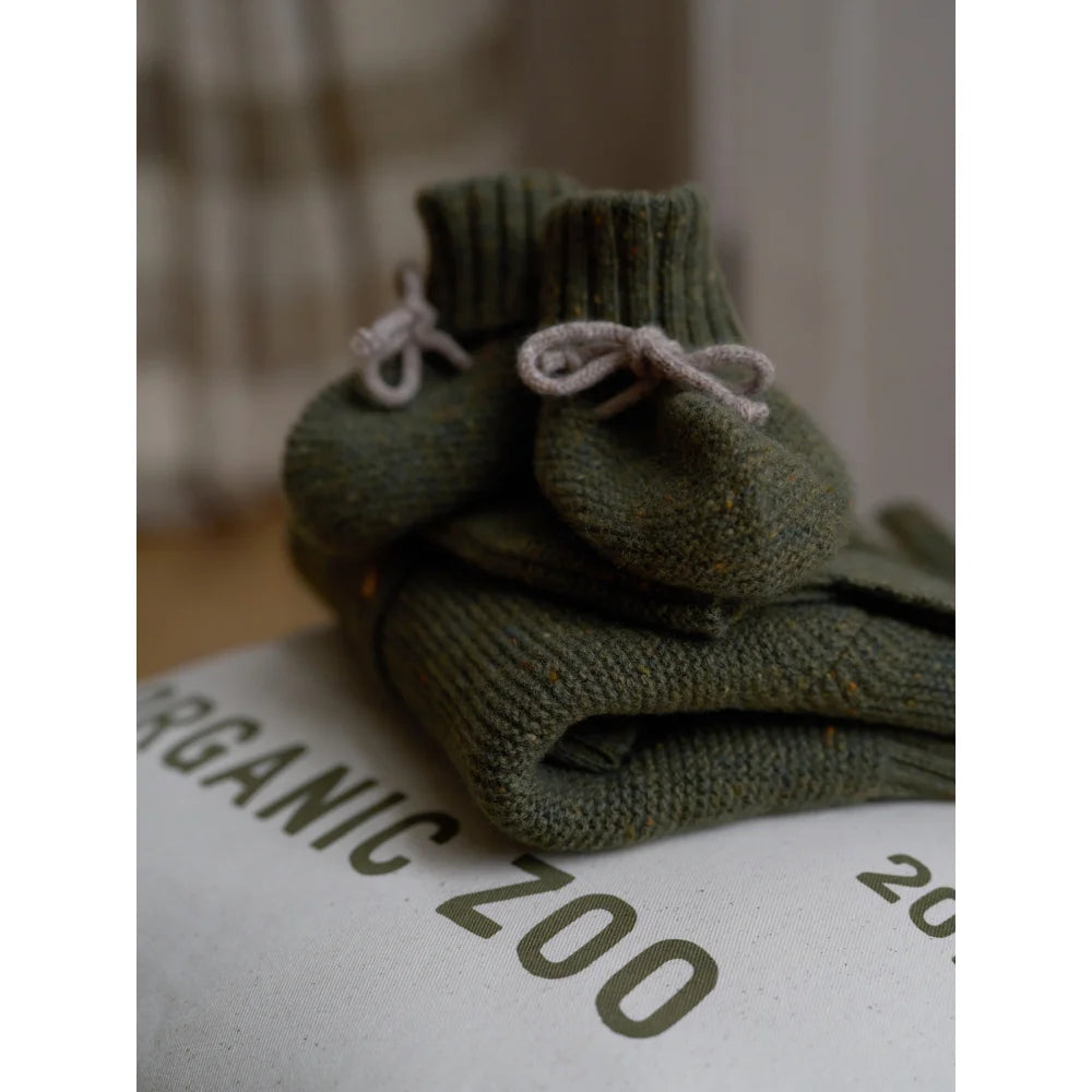 Gefaltete grüne gestrickte Babybekleidung mit Booties für Wool Booties Forest