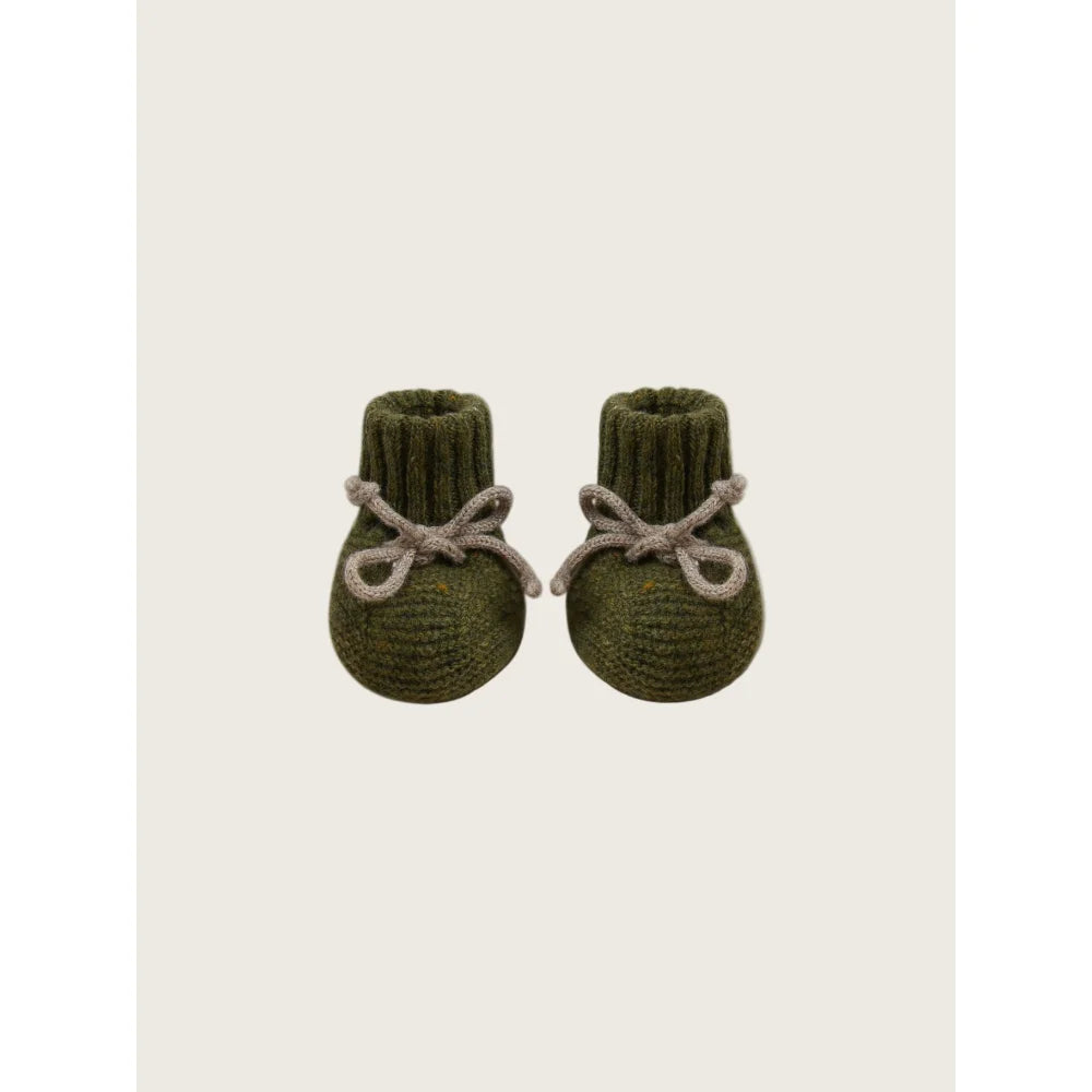 Olive grüne gestrickte Babybooties mit hellbraunen Schnürsenkeln aus Wool Booties Forest