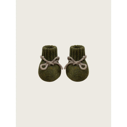 Olive grüne gestrickte Babybooties mit hellbraunen Schnürsenkeln aus Wool Booties Forest